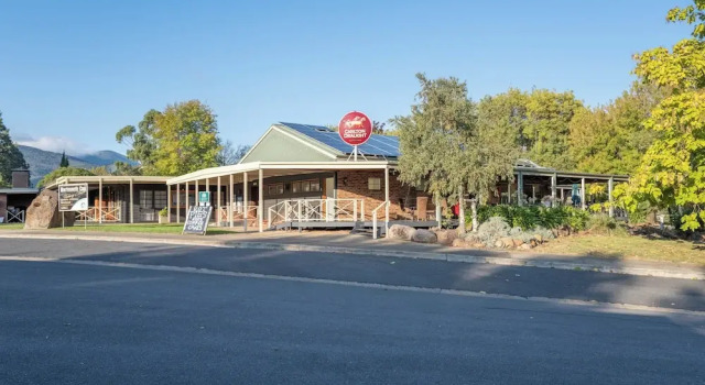 Dartmouth Hotel Pub, Book Hotel  