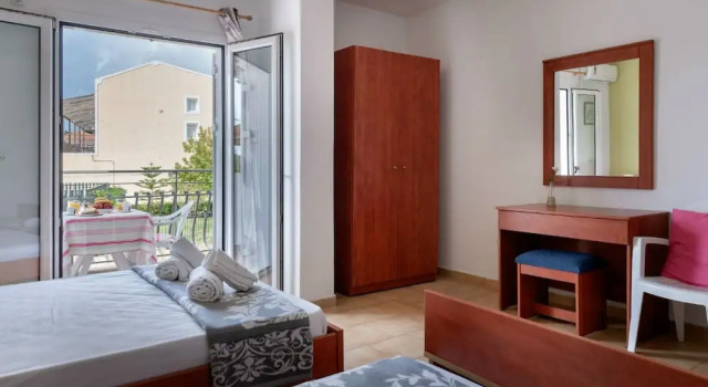 Трёхместная студия с балконом Socrates Apartments