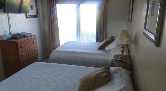 Hilltop Tavern and Inn, Забронировать Мини-отель Твин Пикс San Bernardino Mountains