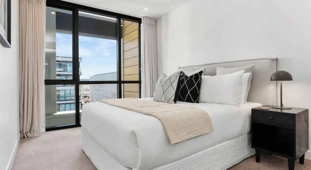 Sunny and Spacious in Wynyard Quarter, Rezerwuj Apartament Hotele w Auckland Region z parkingiem, Parking