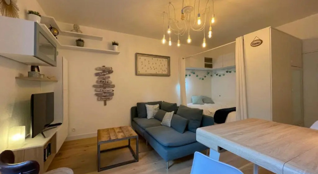 Charmant studio au centre de la ville, Забронировать Апартаменты/квартира Отели Вана с парковкой, Парковка
