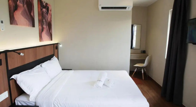 Двухместный номер Deluxe с балконом Monaco Hotel