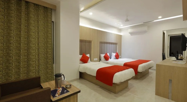 Hotel Luxura, Prenota Hotel Hotel a Godhra. con parcheggio, Parcheggio