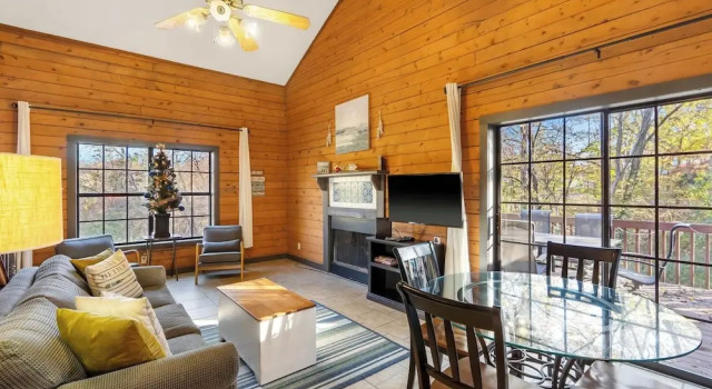 Rustic Shore Cabin Stay for 6, Забронировать Отель Отели Table Rock Lake с парковкой, Парковка