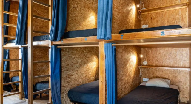 Кровать в общем номере Casa da Mata SurfHouse