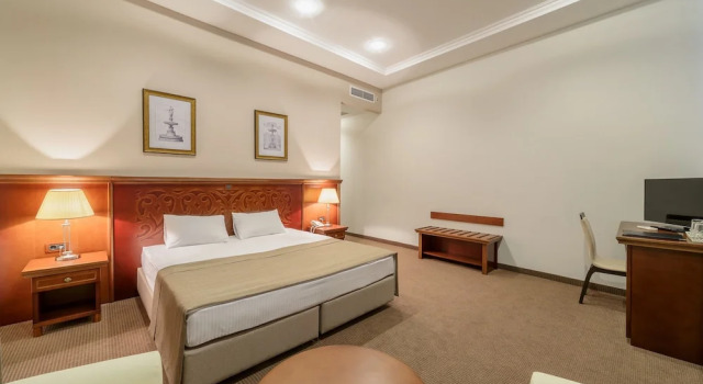 Двухместный номер Standard c 1 комнатой с балконом и с видом на внутренний двор Alarus Luxe Hotel
