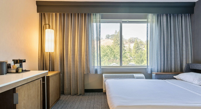 Четырёхместный номер Standard с балконом Sonesta Select Pleasant Hill