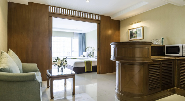 Hotel Windsor Suites Bangkok, Забронировать Отель Отели Бангкока с бассейном, рядом с Улица Сой Ковбой, Бассейн