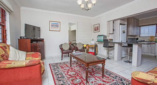 Spacious Garden Cottage, Забронировать Дом для отпуска Отели Йоханнесбург с парковкой, рядом с Benmore Centre, Парковка