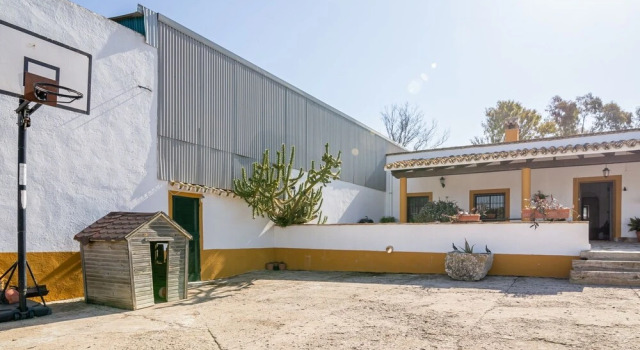 Waterfront Villa in Jerez de la Frontera with Fireplace, Забронировать Вилла Херес-де-ла-Фронтера 