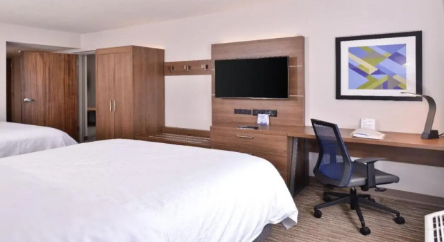 Четырёхместный номер Standard Holiday Inn Express Hotel & Suites Mount Pleasant by IHG