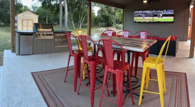 Spacious New Braunfels Escape w/ Private Deck!, Забронировать Дом для отпуска Коттеджи Greater San Antonio, Коттедж