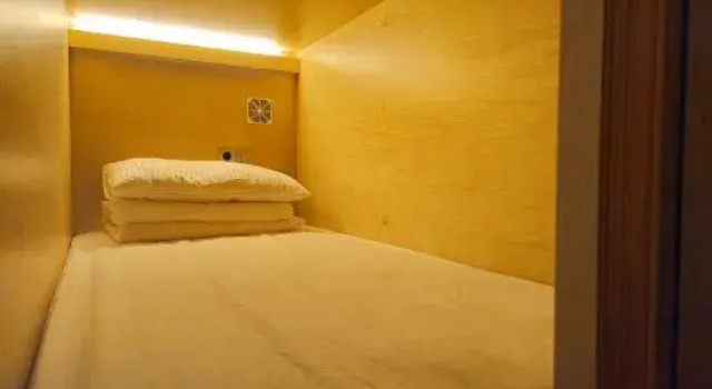 Cápsula masculina Estándar 82 Capsule Hotel