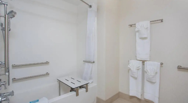 Четырёхместный номер Standard Holiday Inn Express & Suites Covington by IHG