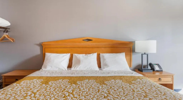 Номер Standard Days Inn & Suites by Wyndham Lancaster Amish Country