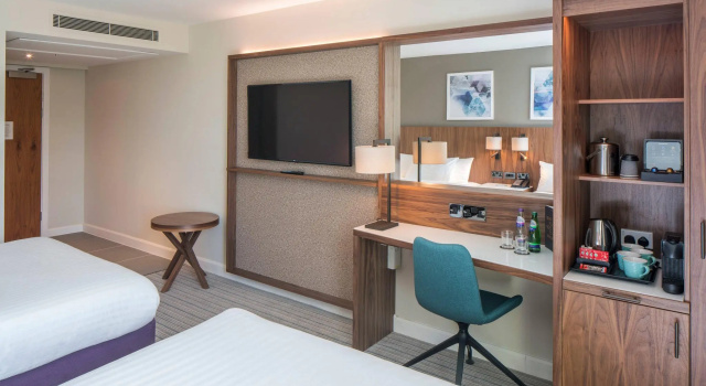 Четырёхместный семейный номер Premium Courtyard by Marriott London Gatwick Airport