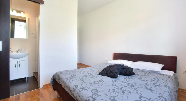 Nice Home in Split With Wifi and 3 Bedrooms, Prenota Hotel Hotel a Croatian Islands con piscina, Piscina