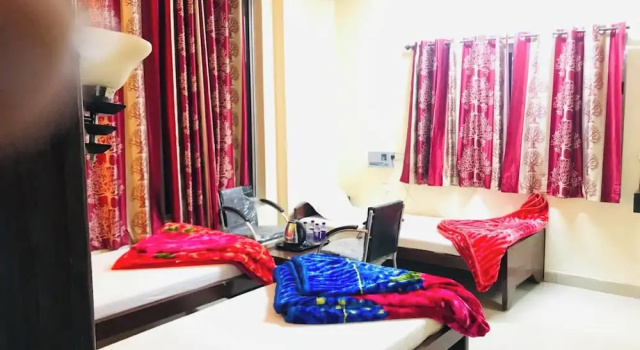 Трёхместный номер Deluxe Vaatika Inn Gaya