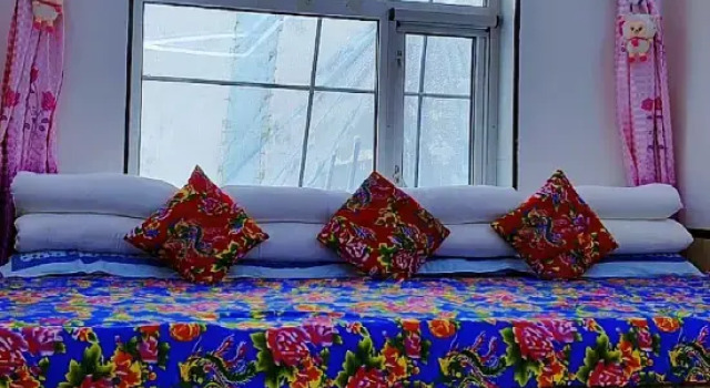 Кровать в общем номере Xuegu Backpacker Inn (Snow Town Scenic Area)
