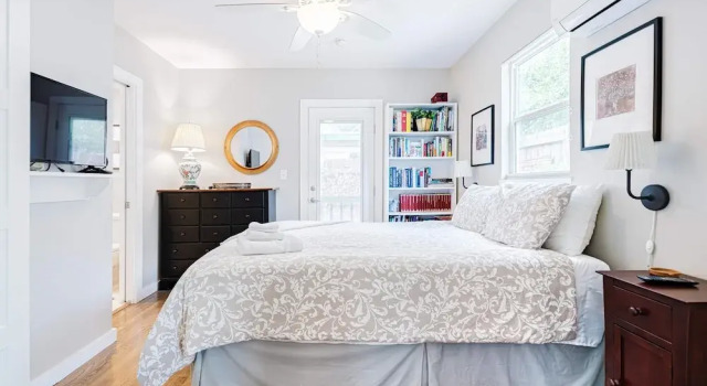 Beautiful Cottage Close to Downtown Austin, Забронировать Дом для отпуска Виллы Остина, рядом с Lamar Beach, Вилла