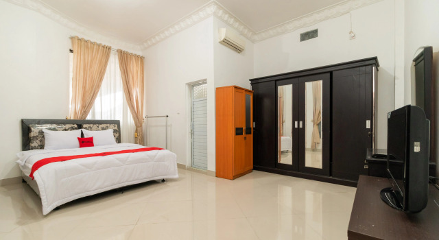 Люкс RedDoorz Syariah near Universitas Putra Indonesia Padang