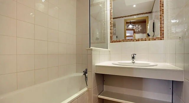 Кровать в общем номере с 3 комнатами Résidence Odalys Le Village