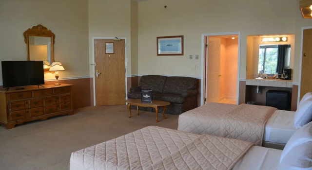 Семейный номер Standard с балконом Riveredge Resort Hotel