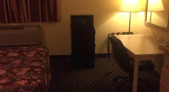 Четырёхместный номер Standard Sunset Inn & Suites