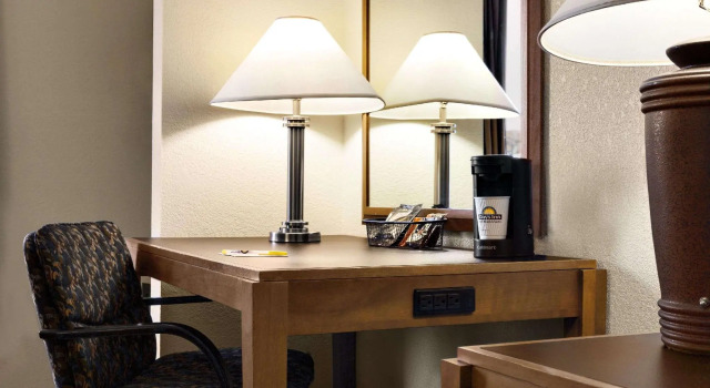 Четырёхместный номер Standard Days Inn by Wyndham Oglesby/ Starved Rock