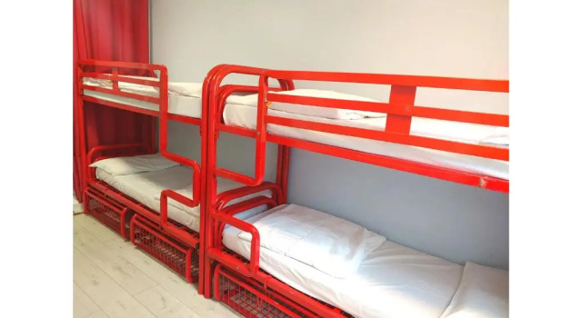 Кровать в общем номере Astor Victoria Hostel