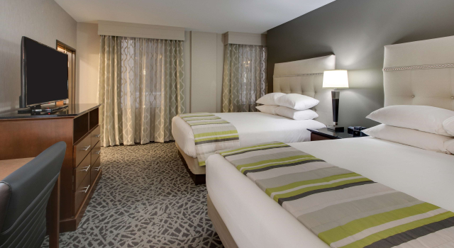 Четырёхместный номер Deluxe Drury Plaza Hotel Milwaukee Downtown