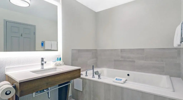 Двухместный люкс c 1 комнатой Holiday Inn Express Whitby Oshawa by IHG