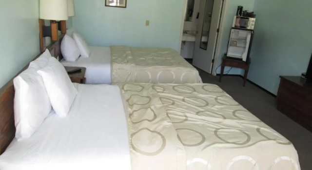 Четырёхместный номер Standard Jim Butler Inn & Suites
