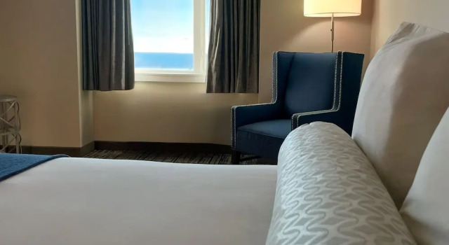 Четырёхместный номер Standard с балконом и с видом на океан Waters Edge Resort & Spa