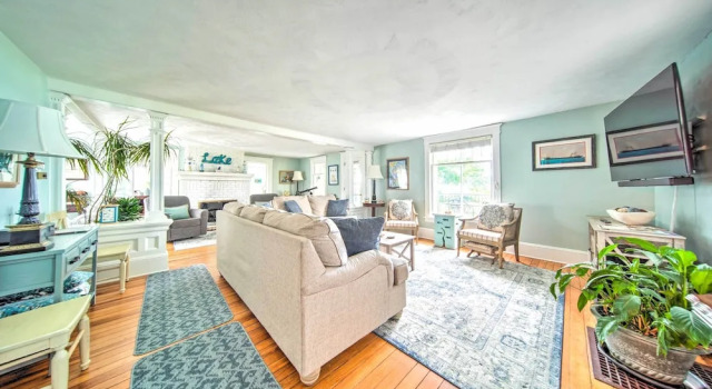 Private Waterfront Lake Erie Home w/ BBQ Patio, Book Hotel 3-stjernede hoteller i Ashtabula, 3*