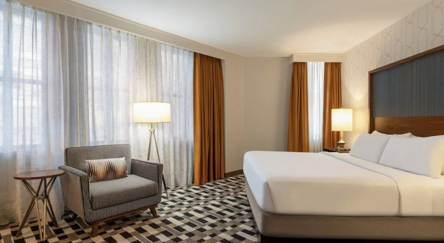 Двухместный полулюкс с балконом и с видом на бассейн The American Hotel Atlanta Downtown, Tapestry Collection by Hilton