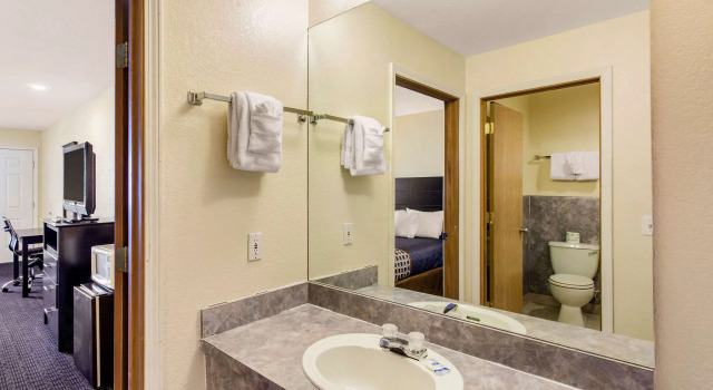 Четырёхместный номер Standard Rodeway Inn Coeur dAlene