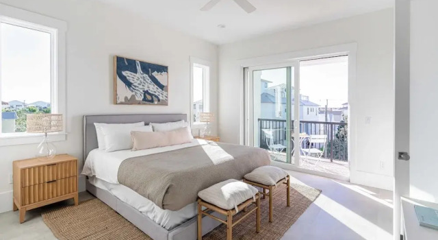 Rendezvous by Avantstay Modern Haven w/ Game Room, Roof Top, Pool & Close to Beach!, Rezerwuj Hotel Hotele w Emerald Coast z parkingiem, Parking