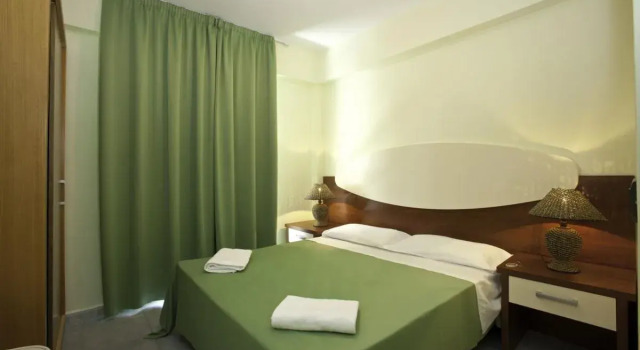Hotel Village Paradise, Varaa Hotelli Mandatoriccio Calabria