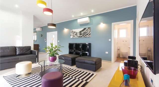 Amazing Home in Valbandon With Wifi and 4 Bedrooms, Prenota Hotel Hotel a Valbandon con piscina, Piscina