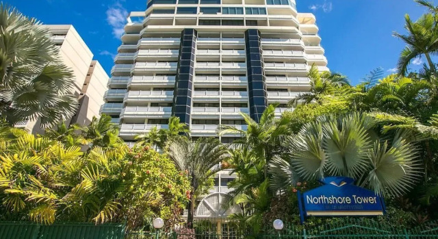 Luxury Pool Side Apartment in Beachfront Resort, Забронировать Апартаменты/квартира Апартаменты Кэрнс, рядом с Главный офис центра изучения дикой природы ZOO To You, Апартаменты/квартира