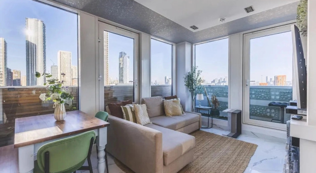 Апартаменты с балконом Canary Wharf Retreat With Free Secure Parking
