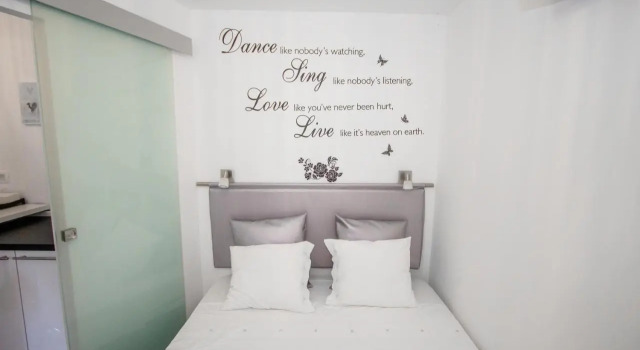Luxury Studio Apartment White Sensation, Забронировать Апартаменты/квартира Отели Водице с парковкой, рядом с Частный Пляж Отеля «Кристина», Парковка