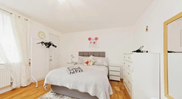 Beautiful Family Town Home With Private Parking