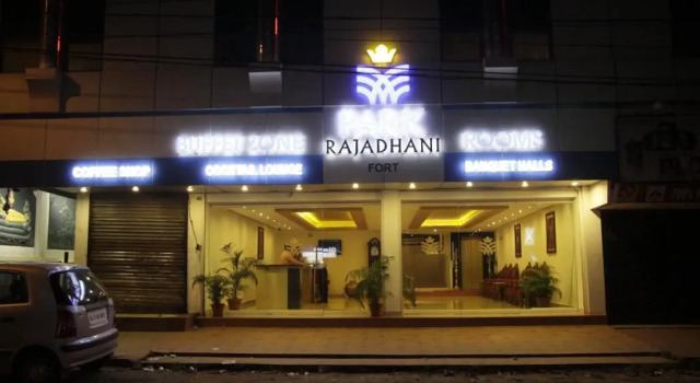 Hotel Rajadhani, Забронировать Отель Отели штата Кералы с парковкой, Парковка