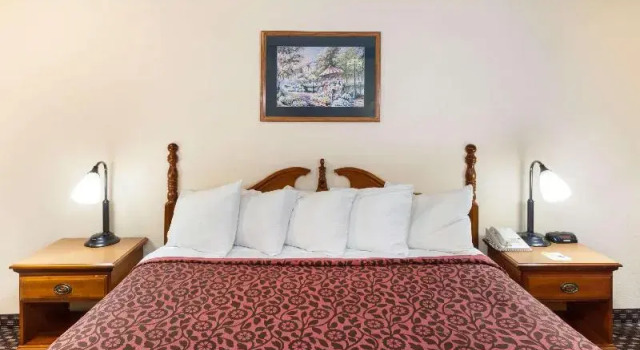 Трёхместный номер Standard Days Inn & Suites by Wyndham Kokomo