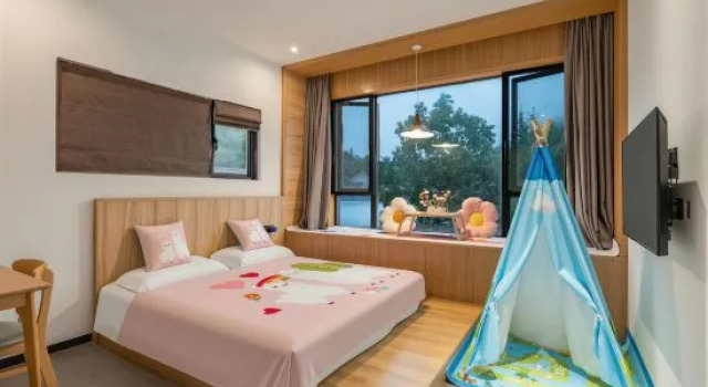 Кровать в общем номере HhanXia QianMo Homestay