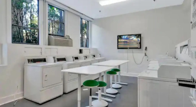 Palm Beach Paradise Walk to Beach Pool WiFi 86" TV WiFi, Rezerwuj Hotel Hotele w Palm Beach County z basenem, Basen