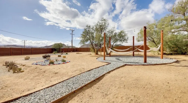 Коттедж Mtn-view Home w/ Hot Tub: 8 Mi to Joshua Tree!
