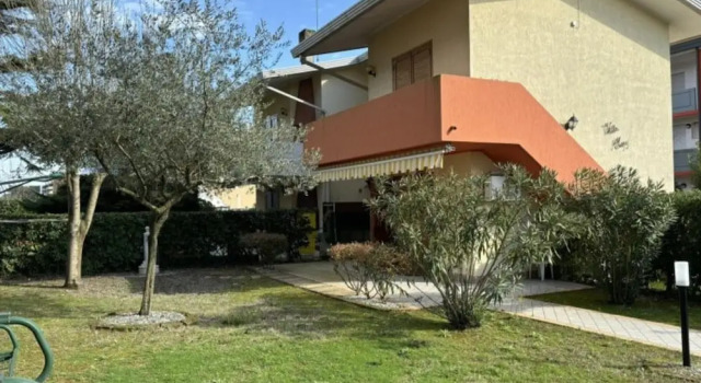 Апартаменты с 2 комнатами с видом на сад Spacious Flat With Private Garden